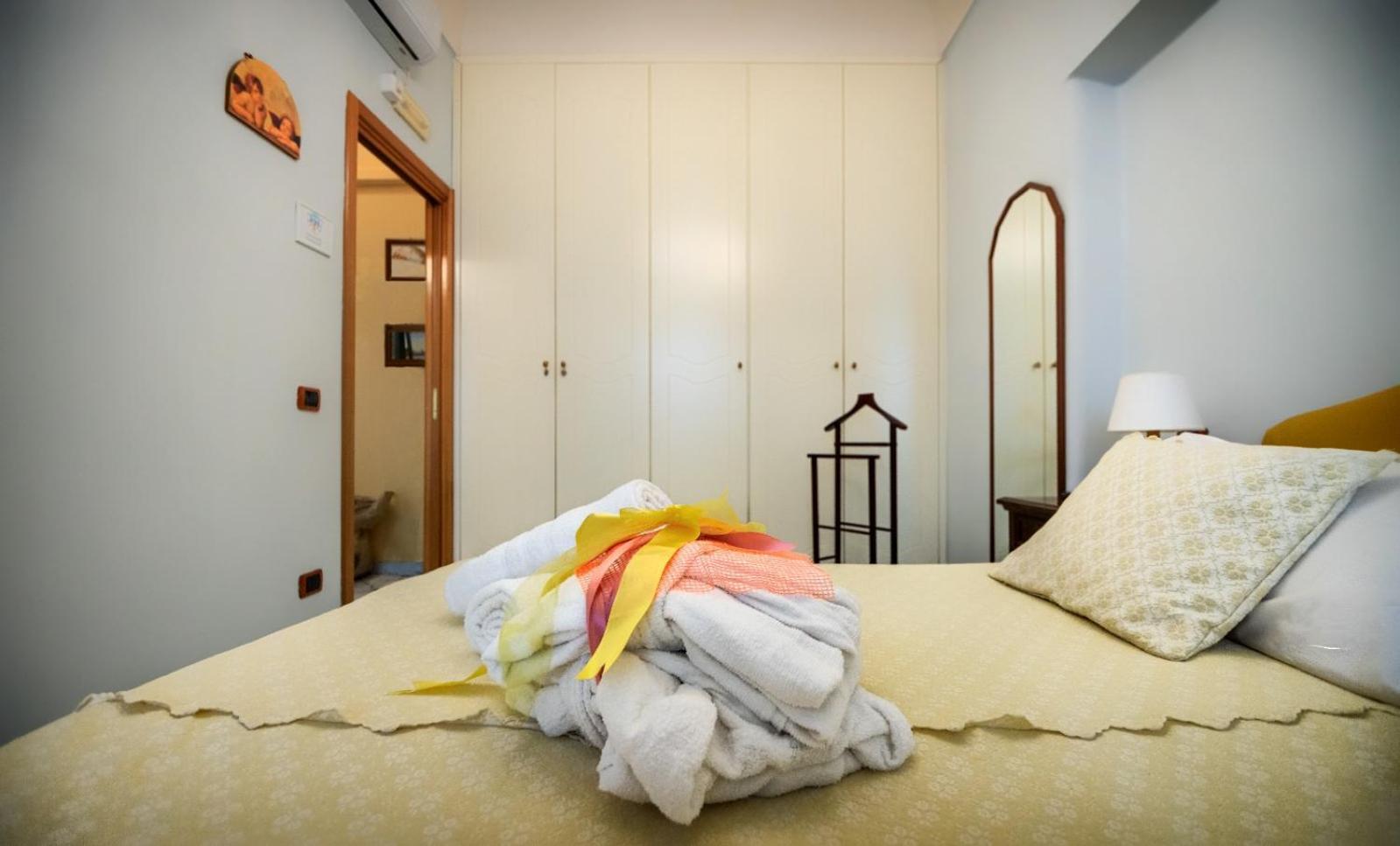 Bed and Breakfast La Finestra Sul Mare Искья Экстерьер фото