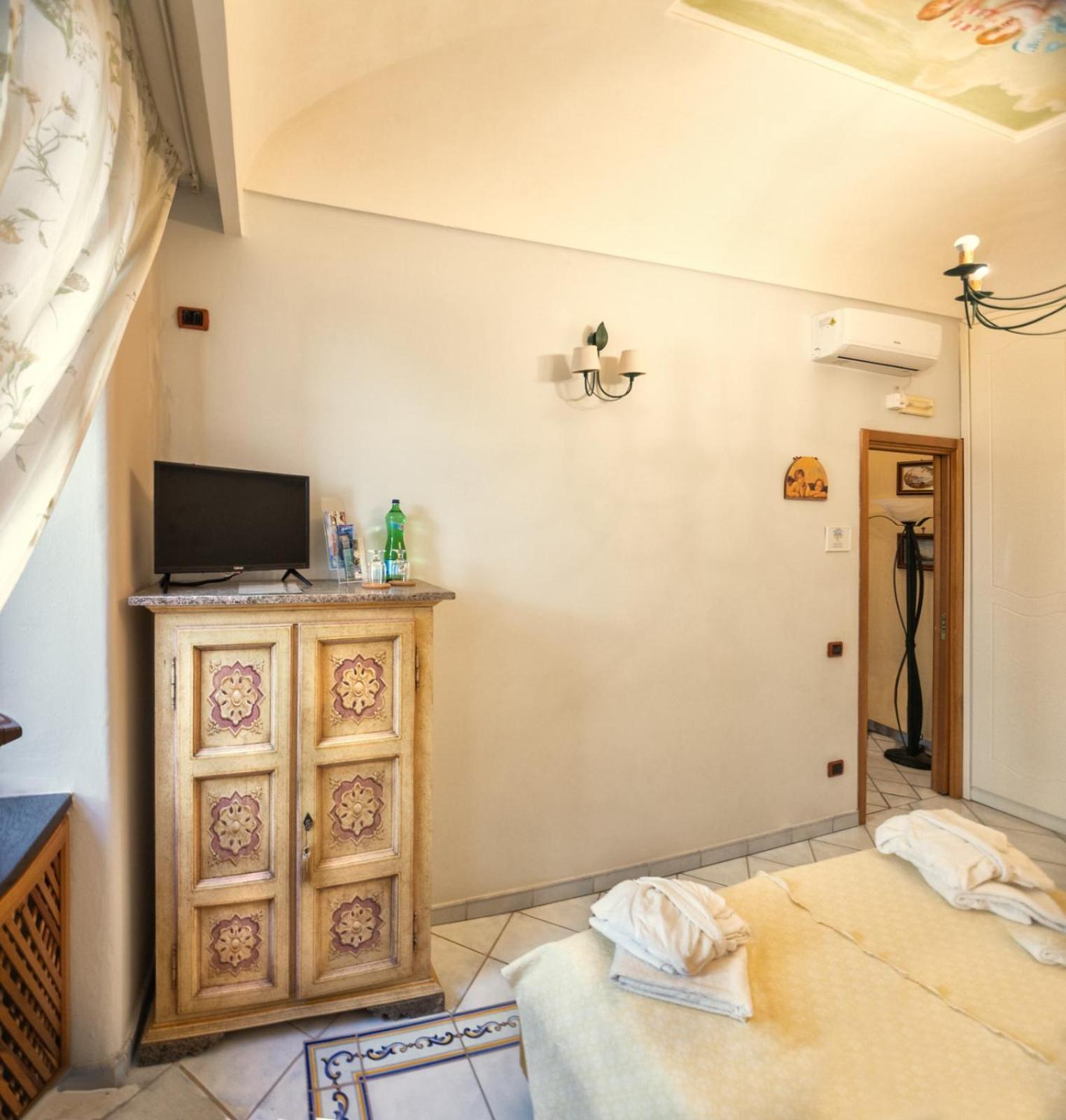 Bed and Breakfast La Finestra Sul Mare Искья Экстерьер фото